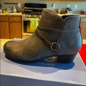 Abeo Maya boots size 5